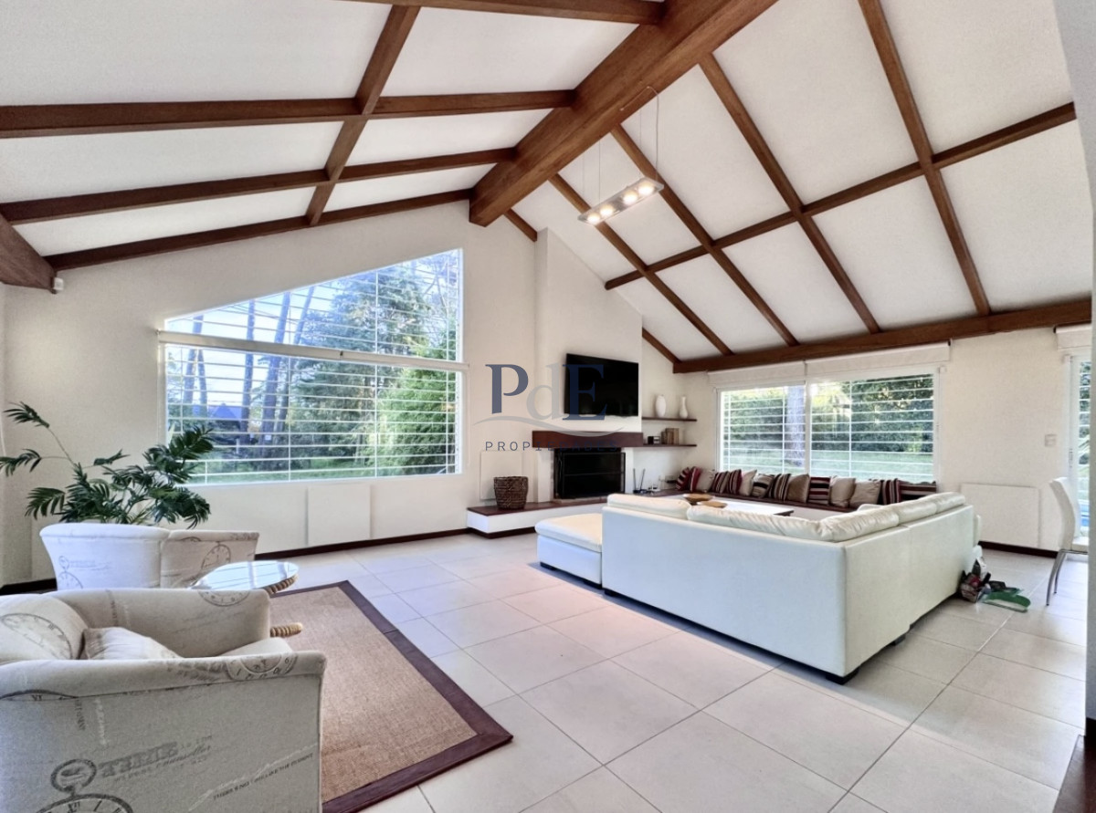 Moderna Casa de 4 Dormitorios en Playa Mansa a Pocas Cuadras del Mar. - Imagen 2