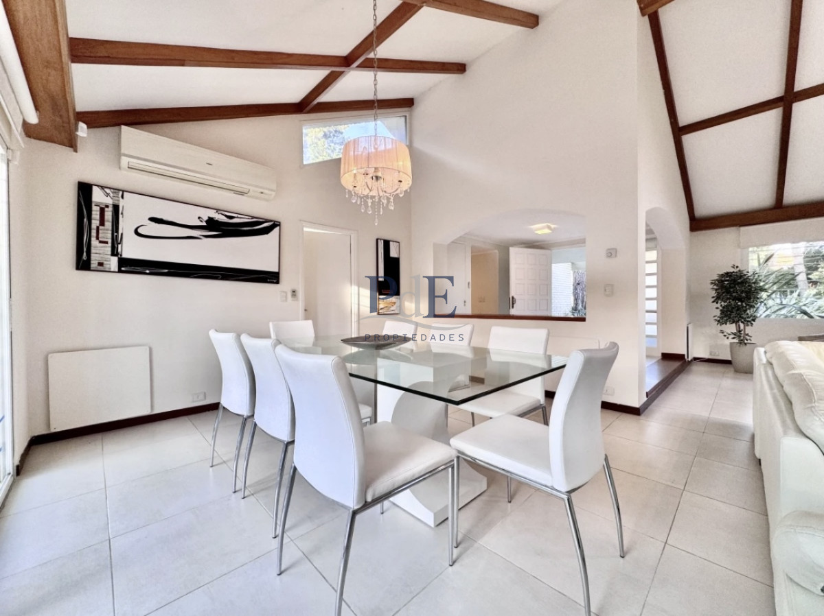 Moderna Casa de 4 Dormitorios en Playa Mansa a Pocas Cuadras del Mar. - Imagen 4