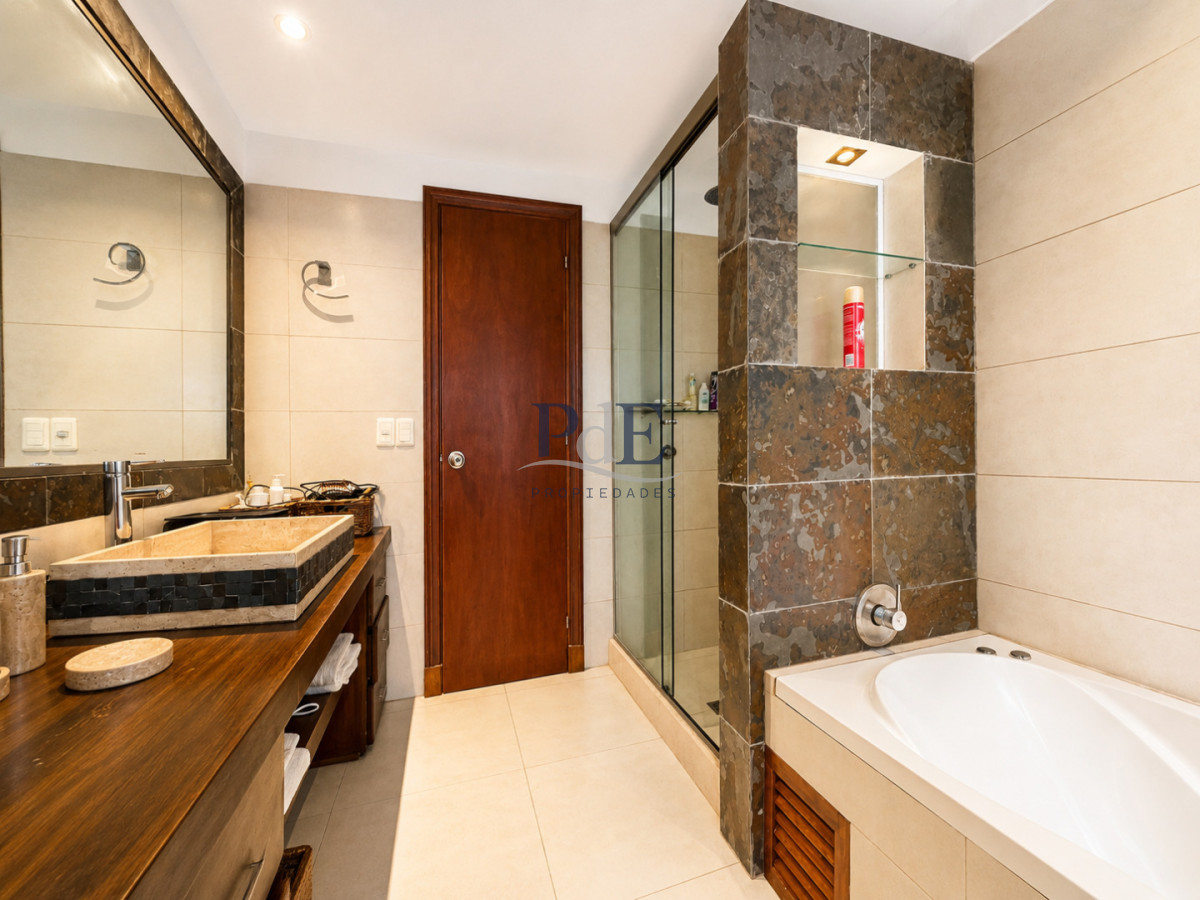 Moderna Casa de 4 Dormitorios, Piscina Climatizada y Parrillero en Playa Mansa, Punta del Este - Imagen 27