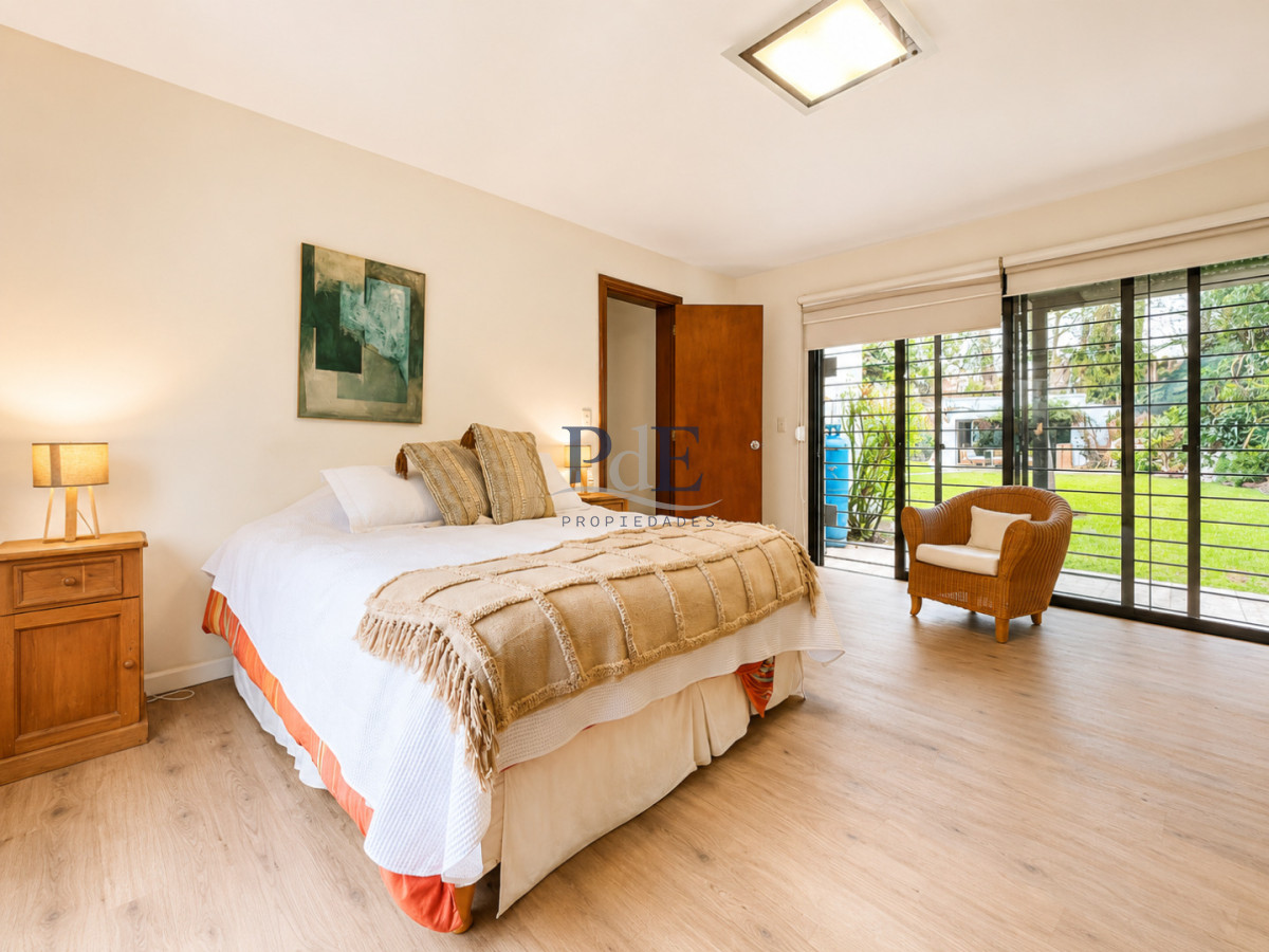 Moderna Casa de 4 Dormitorios, Piscina Climatizada y Parrillero en Playa Mansa, Punta del Este - Imagen 23