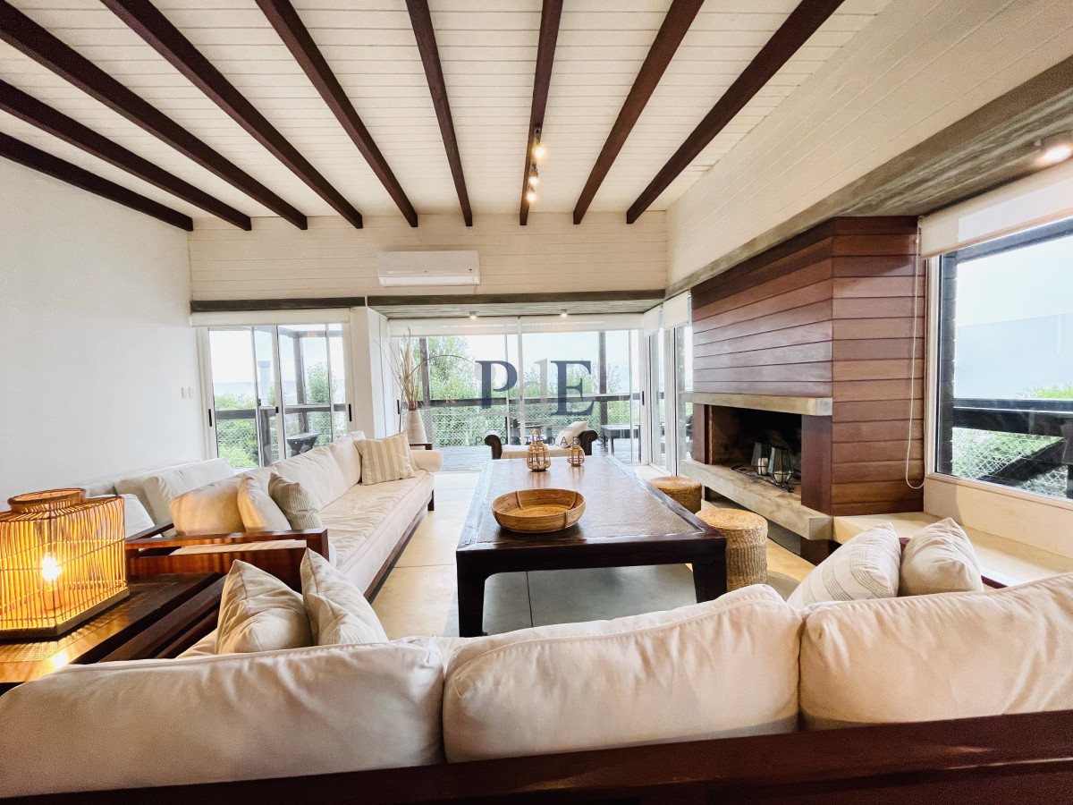 Excelente Casa de 5 Dormitorios en Manantiales, Punta del Este - Imagen 8