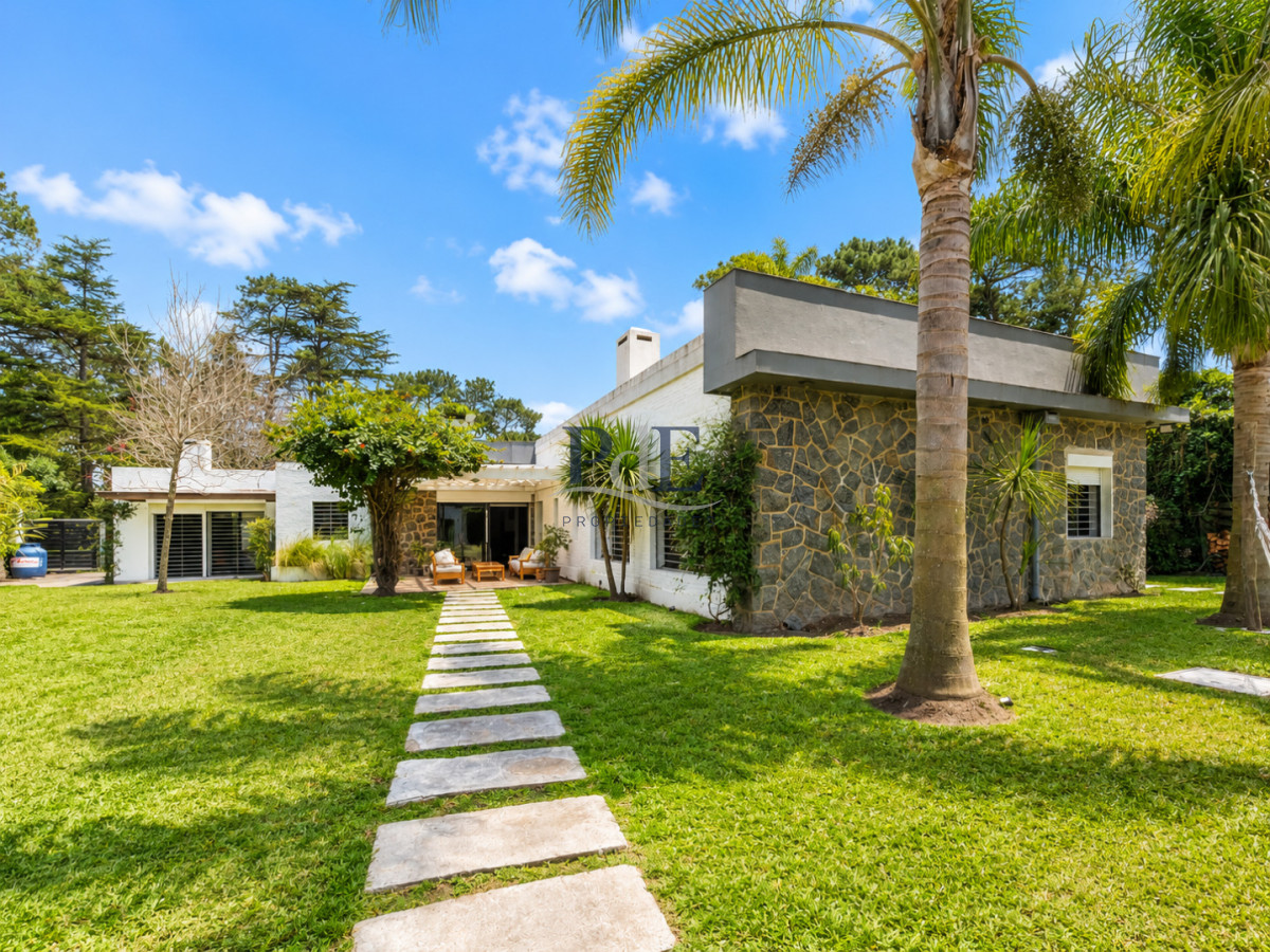 Moderna Casa de 4 Dormitorios, Piscina Climatizada y Parrillero en Playa Mansa, Punta del Este - Imagen 9