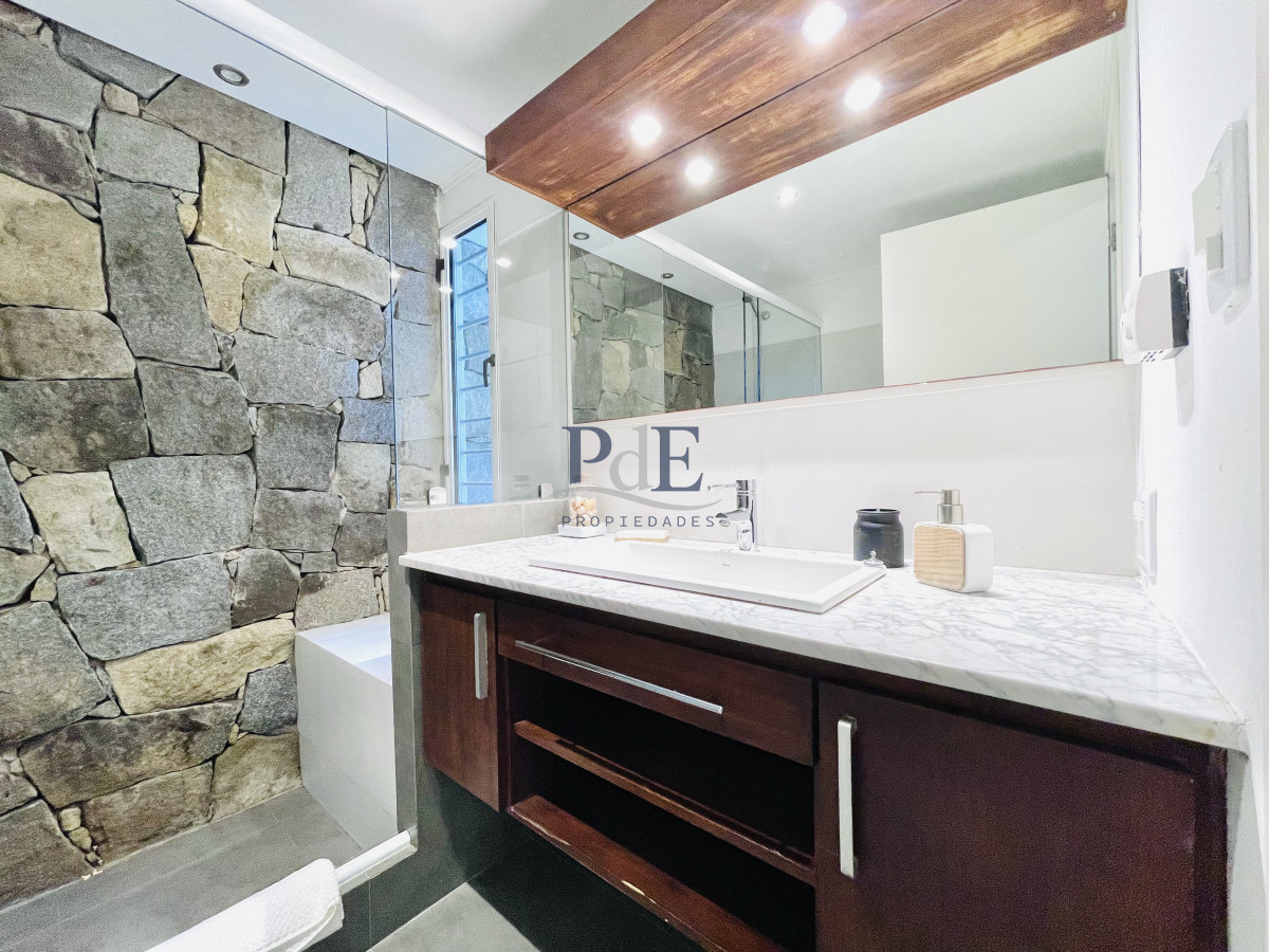 Excelente Casa de 5 Dormitorios en Manantiales, Punta del Este - Imagen 28