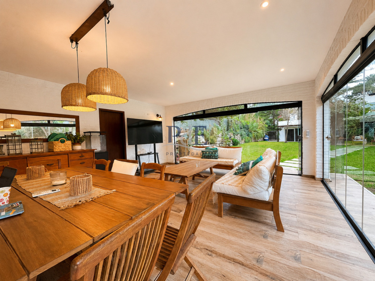 Moderna Casa de 4 Dormitorios, Piscina Climatizada y Parrillero en Playa Mansa, Punta del Este - Imagen 2