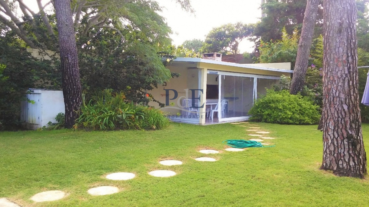 Moderna Casa de 4 Dormitorios en Playa Mansa a Pocas Cuadras del Mar. - Imagen 23