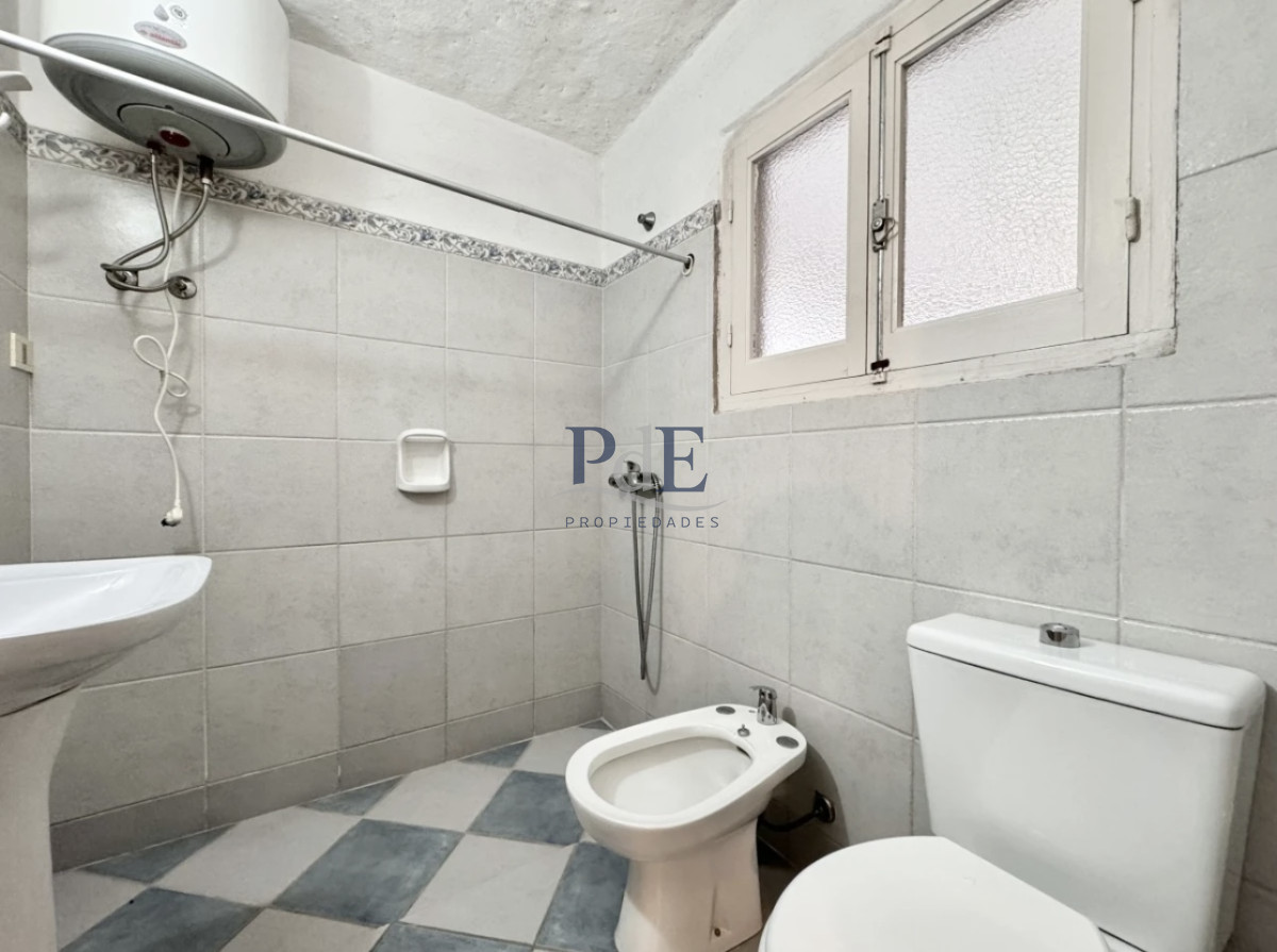 Casa Reciclada de 4 dormitorios, a 100 mts del mar. Playa Mansa. - Imagen 28