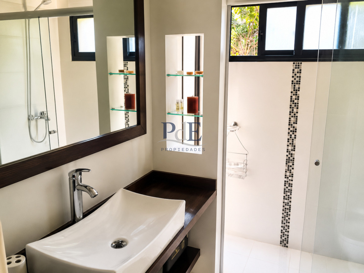 Casa de 4 Dormitorios, Piscina Climatizada y Barbacoa a solo 500 metros del mar - Playa Mansa, Punta del Este - Imagen 9