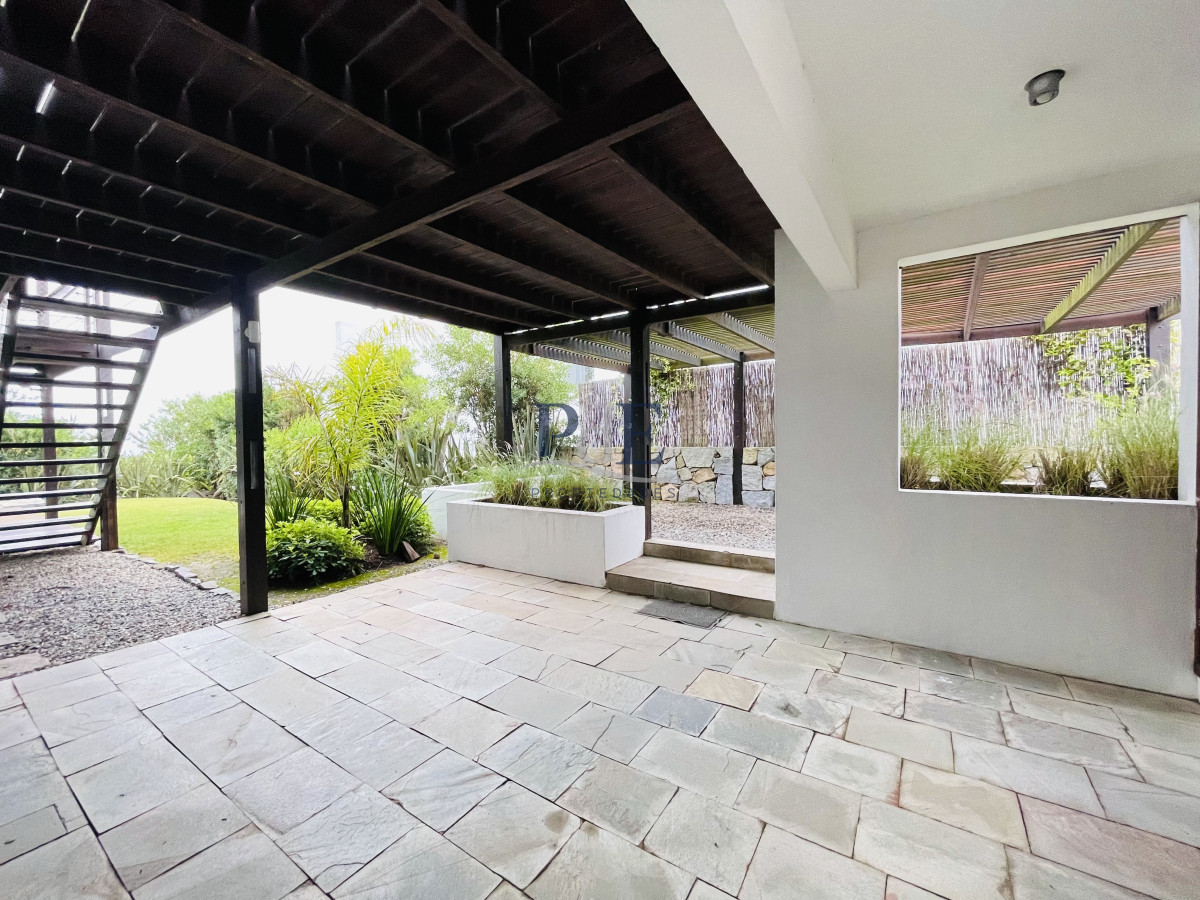 Excelente Casa de 5 Dormitorios en Manantiales, Punta del Este - Imagen 44