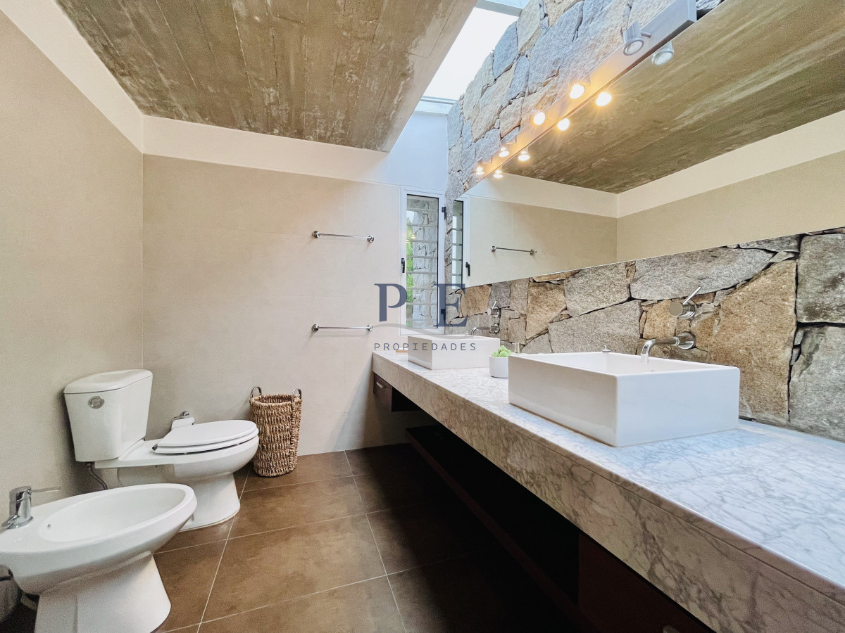 Excelente Casa de 5 Dormitorios en Manantiales, Punta del Este - Imagen 24