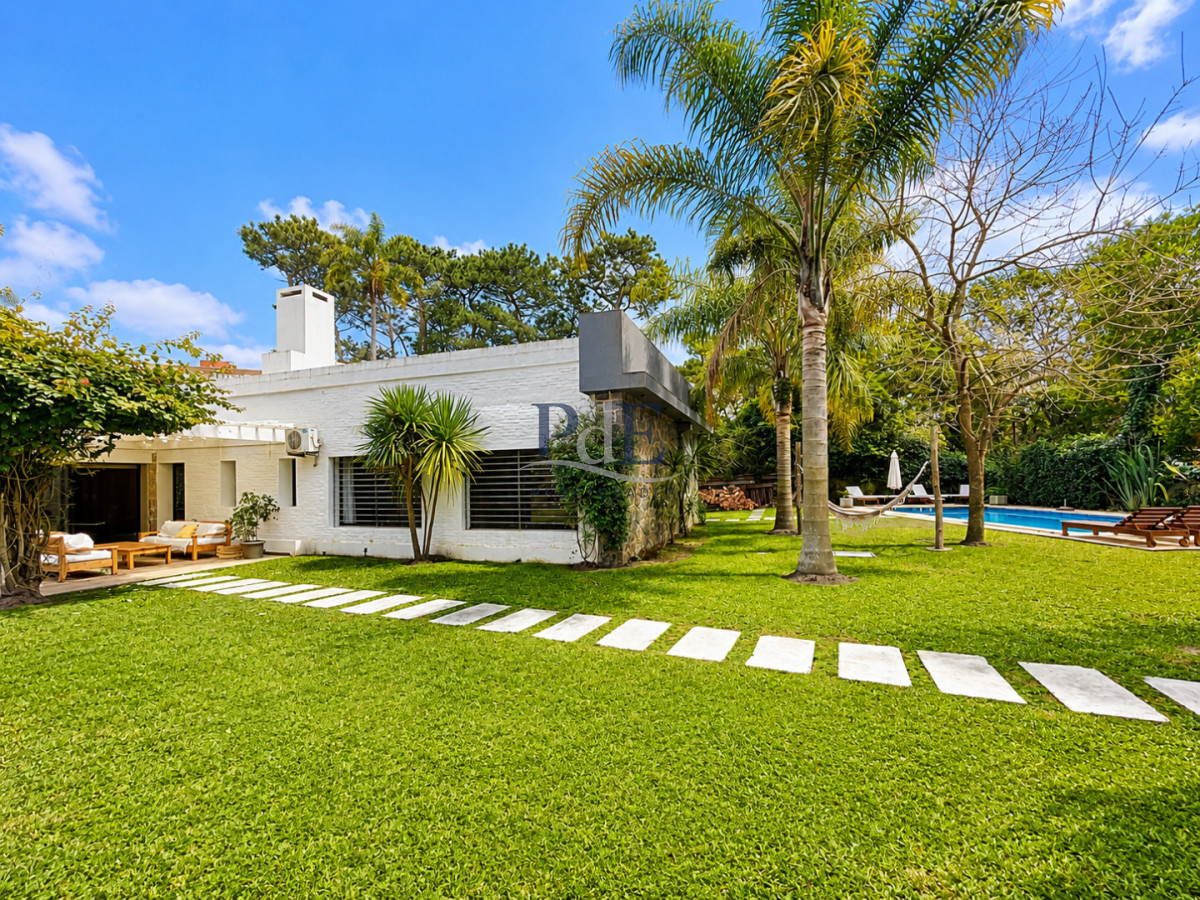 Moderna Casa de 4 Dormitorios, Piscina Climatizada y Parrillero en Playa Mansa, Punta del Este - Imagen 1