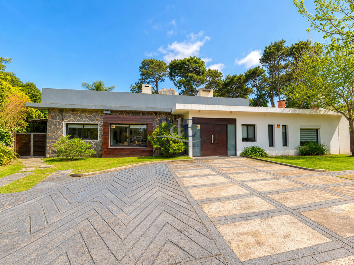 Moderna Casa de 4 Dormitorios, Piscina Climatizada y Parrillero en Playa Mansa, Punta del Este - Imagen 10