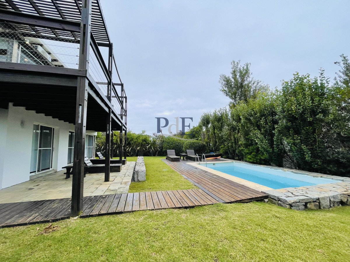 Excelente Casa de 5 Dormitorios en Manantiales, Punta del Este - Imagen 18