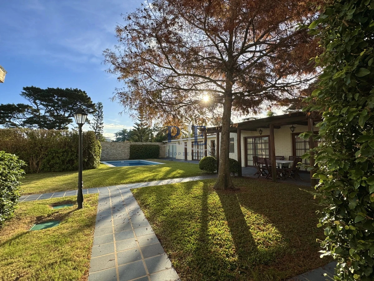 Casa Reciclada de 4 dormitorios, a 100 mts del mar. Playa Mansa. - Imagen 3