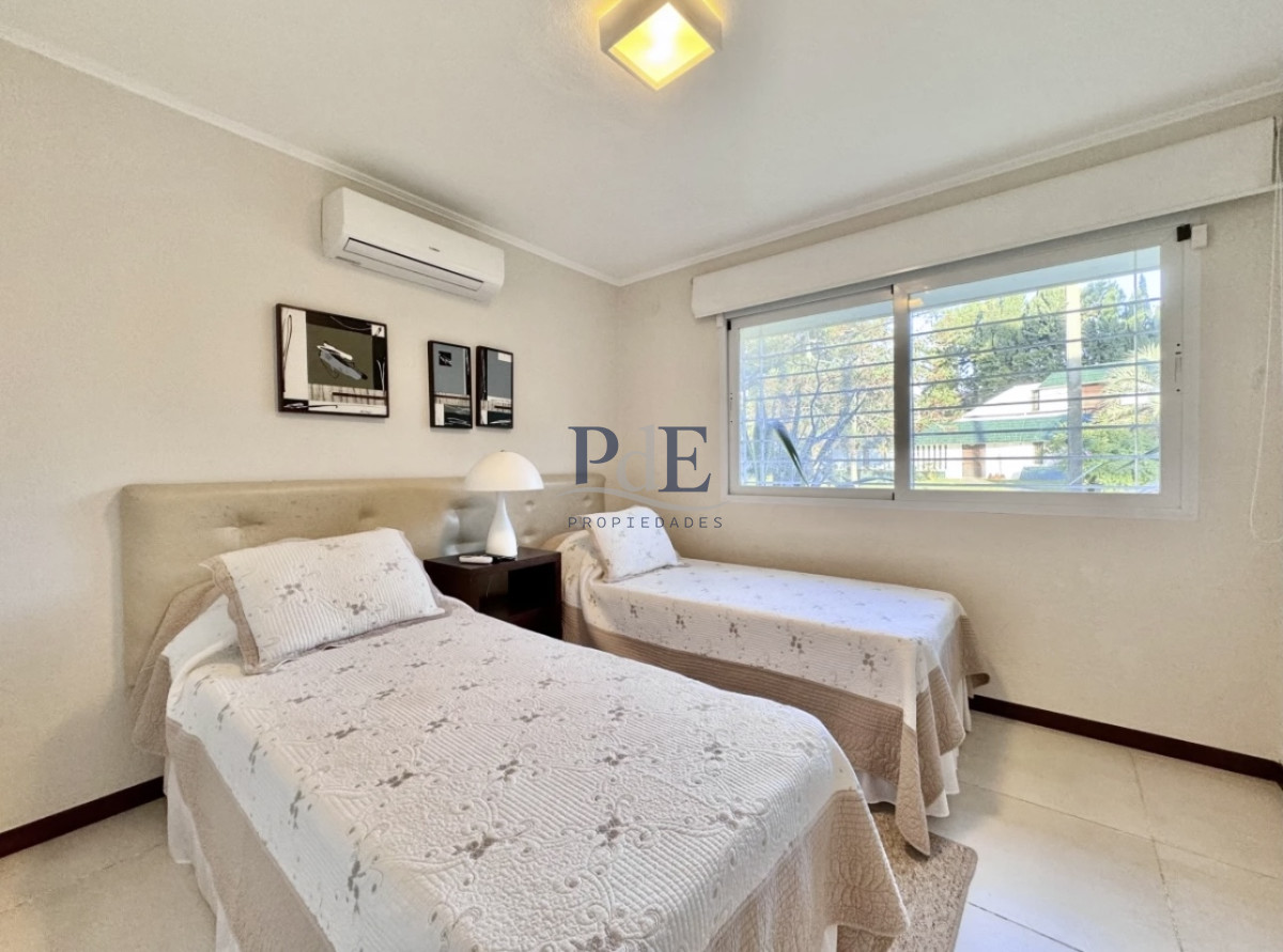 Moderna Casa de 4 Dormitorios en Playa Mansa a Pocas Cuadras del Mar. - Imagen 18