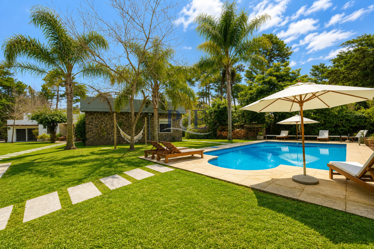 Moderna Casa de 4 Dormitorios, Piscina Climatizada y Parrillero en Playa Mansa, Punta del Este