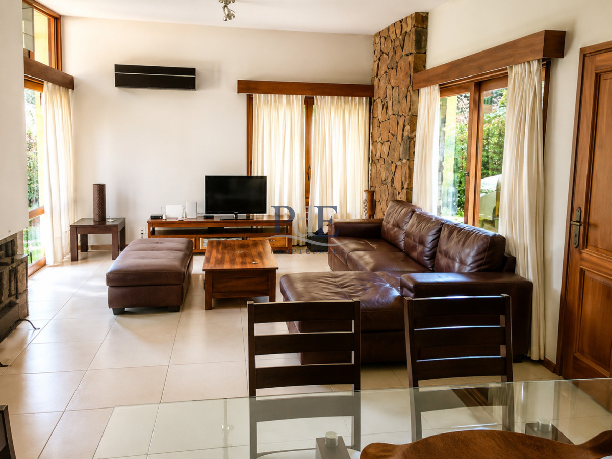 Casa de 4 Dormitorios, Piscina Climatizada y Barbacoa a solo 500 metros del mar - Playa Mansa, Punta del Este - Imagen 1