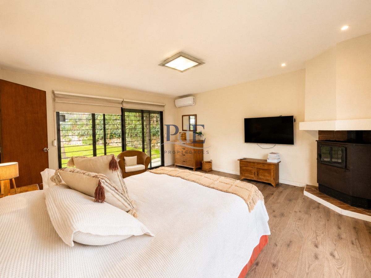Moderna Casa de 4 Dormitorios, Piscina Climatizada y Parrillero en Playa Mansa, Punta del Este - Imagen 24