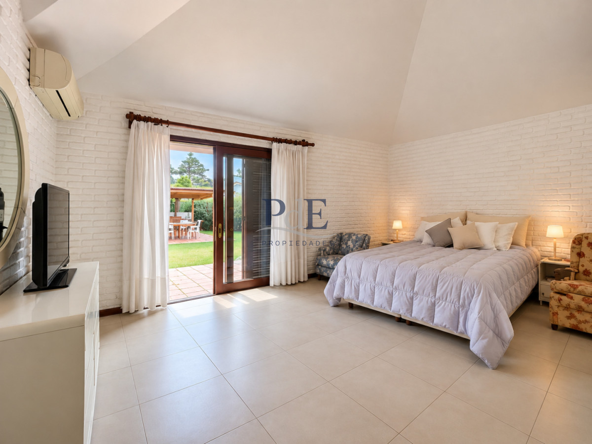 Casa de 3 Dormitorios con Piscina y Parrillero techado en Barrio Lugano a pasos de Punta Shopping, Punta del Este - Imagen 10