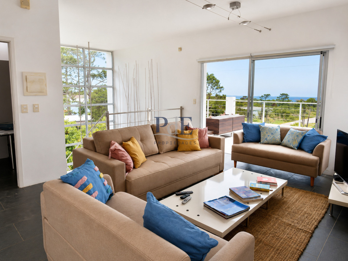Excelente Casa de 4 Dormitorios y Piscina en Manantiales, Punta del Este - Imagen 1