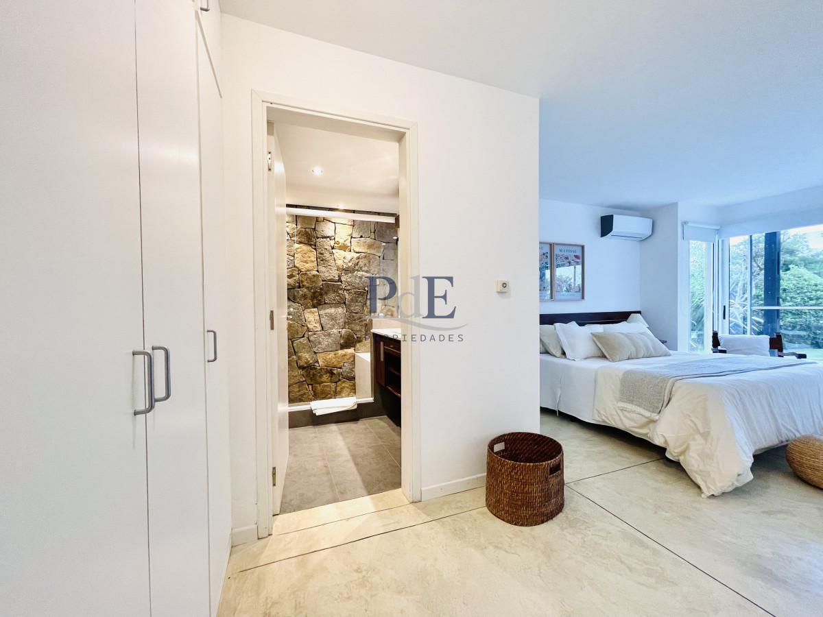 Excelente Casa de 5 Dormitorios en Manantiales, Punta del Este - Imagen 31