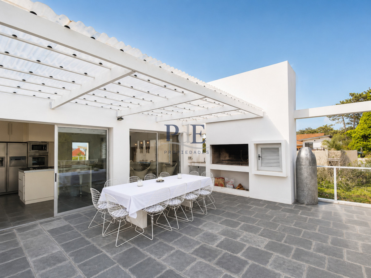 Excelente Casa de 4 Dormitorios y Piscina en Manantiales, Punta del Este - Imagen 14