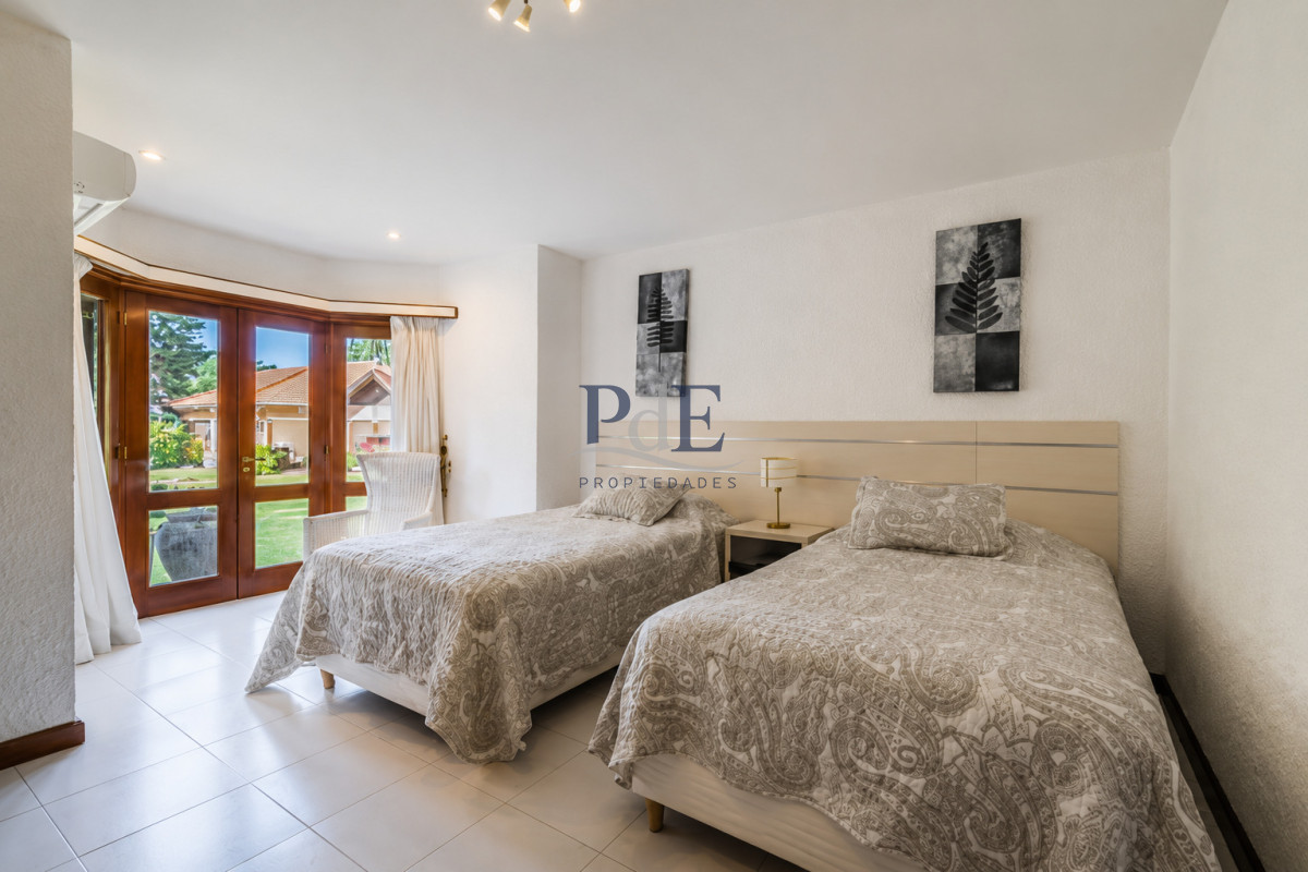 Casa en Beverly Hills, Punta del Este. 5 dormitorios, terreno de 2000 m² - Imagen 19