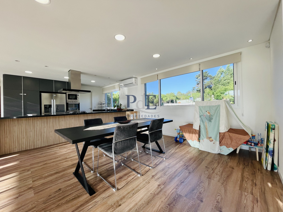 Moderna Casa de 4 dormitorios, piscina climatizada y parrillero en Punta Ballena, Barrio Semi Privado - Imagen 6