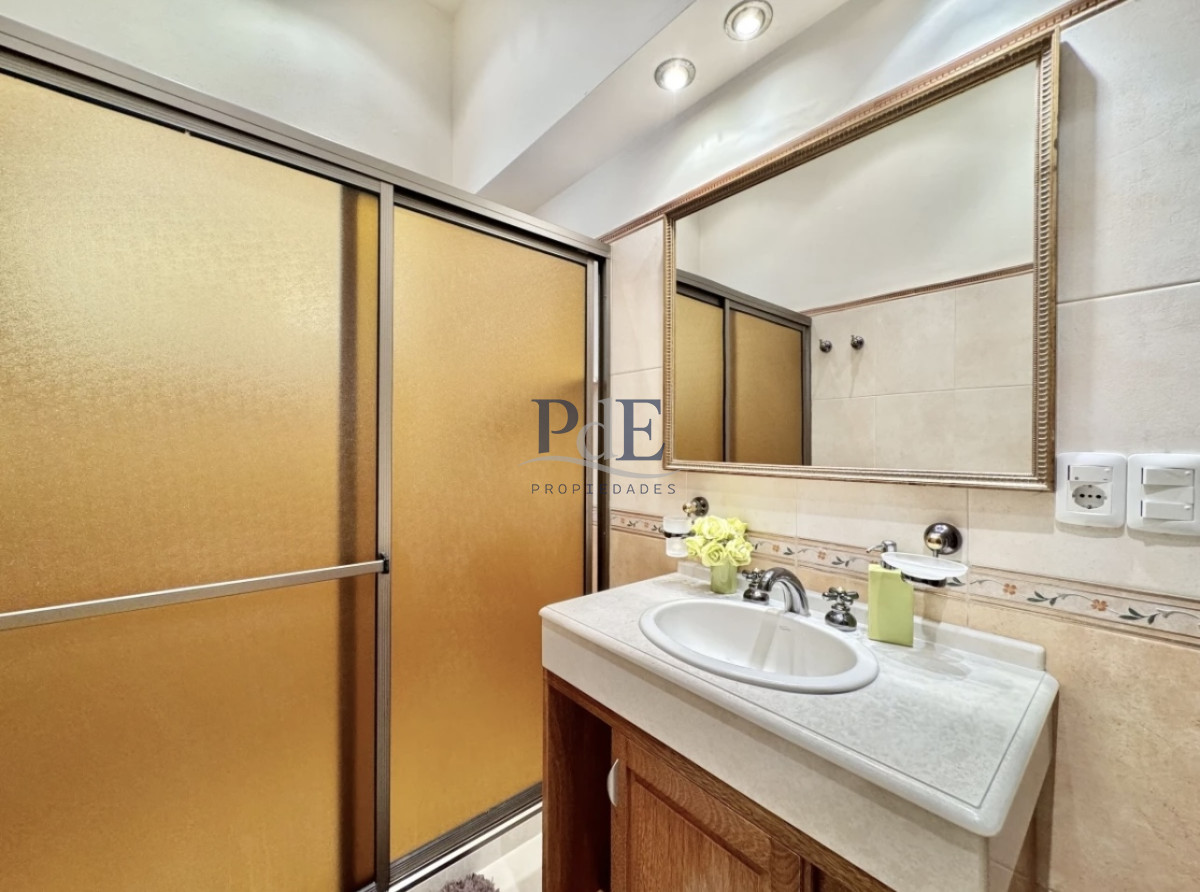 Casa Reciclada de 4 dormitorios, a 100 mts del mar. Playa Mansa. - Imagen 22