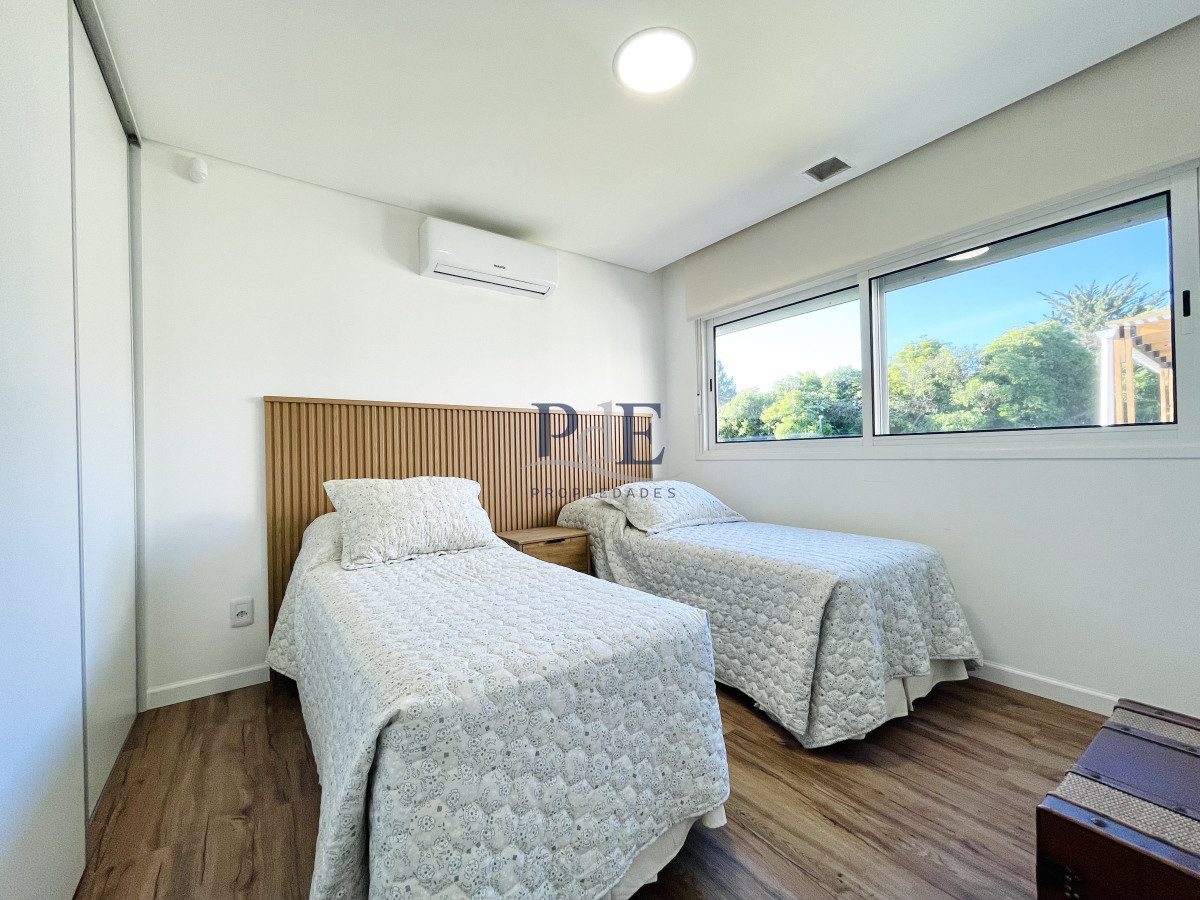 Moderna Casa de 4 dormitorios, piscina climatizada y parrillero en Punta Ballena, Barrio Semi Privado - Imagen 22