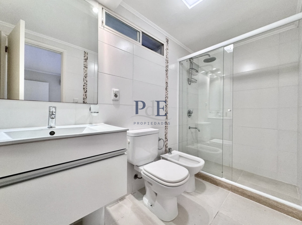 Moderna Casa de 4 Dormitorios en Playa Mansa a Pocas Cuadras del Mar. - Imagen 17