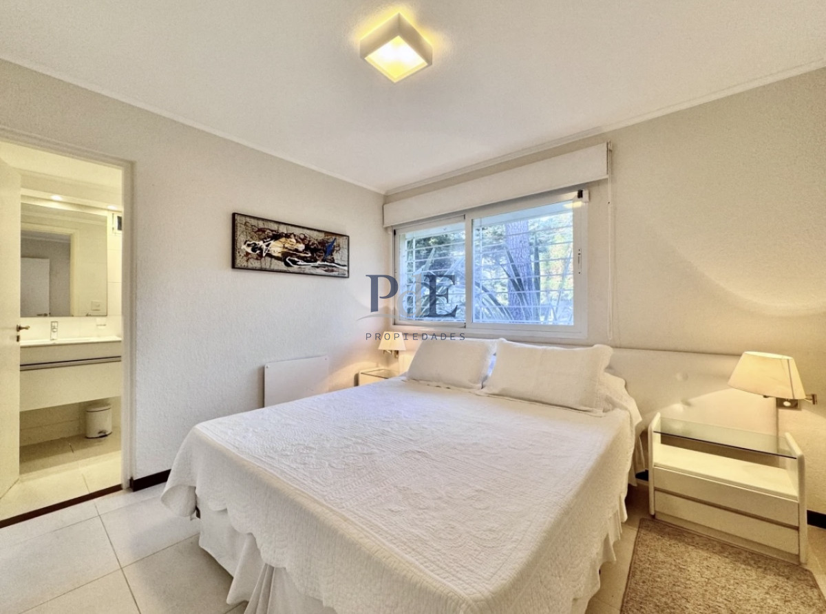 Moderna Casa de 4 Dormitorios en Playa Mansa a Pocas Cuadras del Mar. - Imagen 13