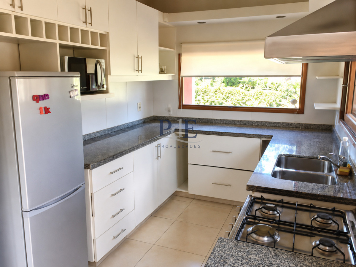 Casa de 4 Dormitorios, Piscina Climatizada y Barbacoa a solo 500 metros del mar - Playa Mansa, Punta del Este - Imagen 4