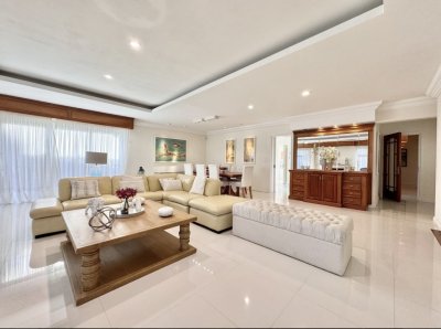 Casa Reciclada de 4 dormitorios, a 100 mts del mar. Playa Mansa.