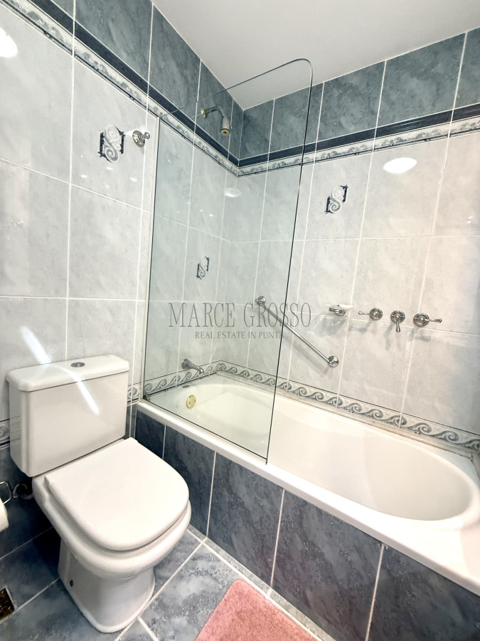 Apartamento ID.2 - Alquiler temporario de apartamento esquinero de tres dormitorios más dependencia de servicio sobre Playa Mansa, Punta del Este