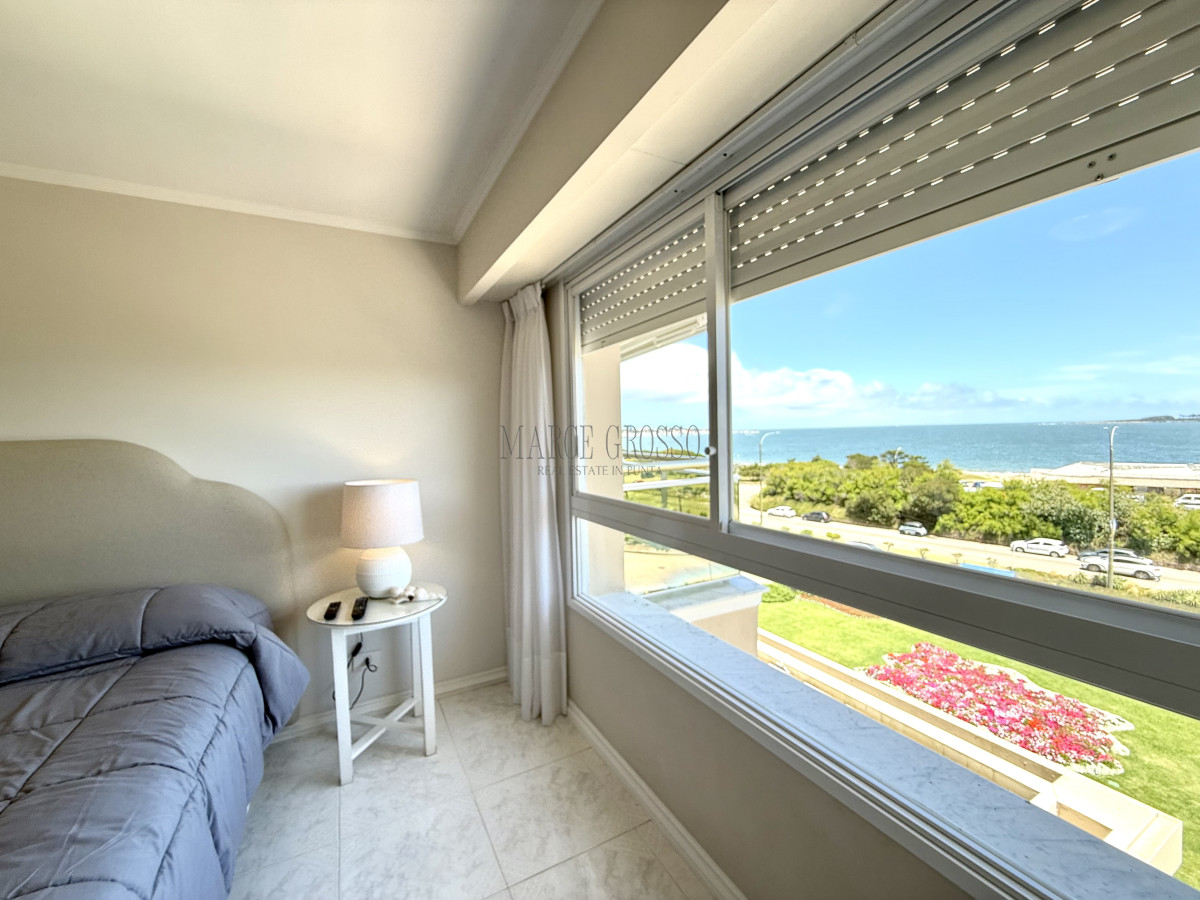 Apartamento ID.2 - Alquiler temporario de apartamento esquinero de tres dormitorios más dependencia de servicio sobre Playa Mansa, Punta del Este