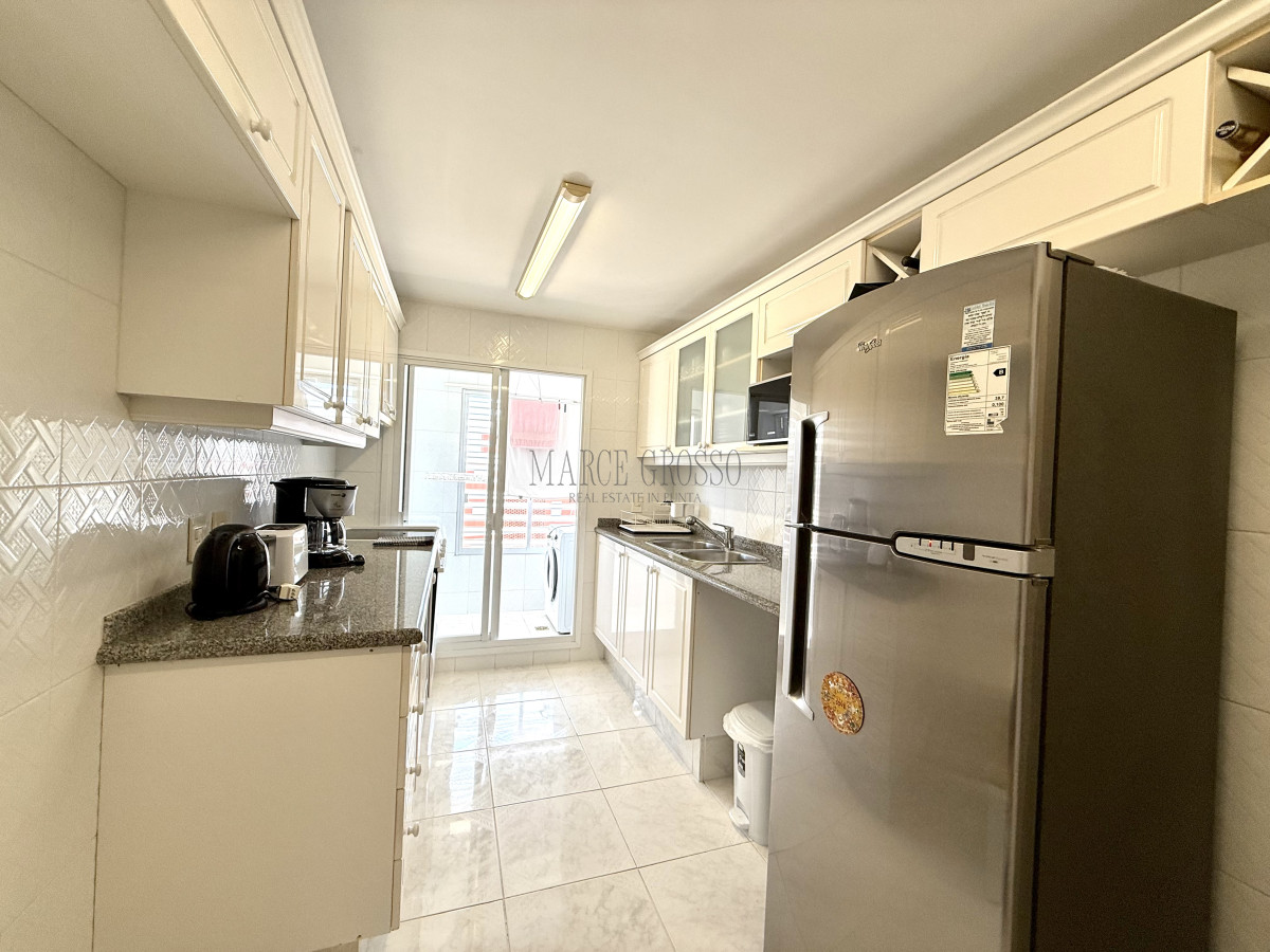 Apartamento ID.2 - Alquiler temporario de apartamento esquinero de tres dormitorios más dependencia de servicio sobre Playa Mansa, Punta del Este