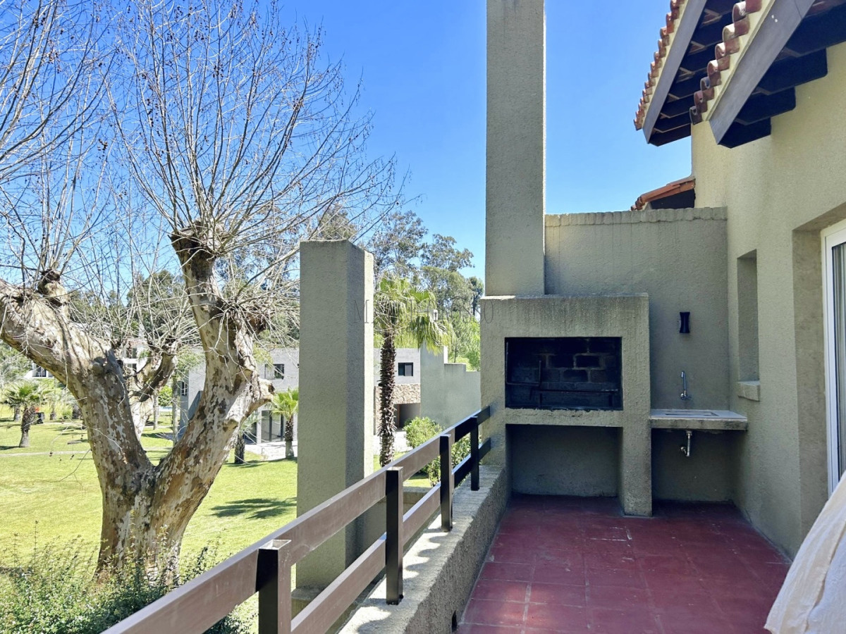Apartamento ID.183 - Alquiler anual o invernal de apartamento dúplex con parrillero propio en Rincón del Indio