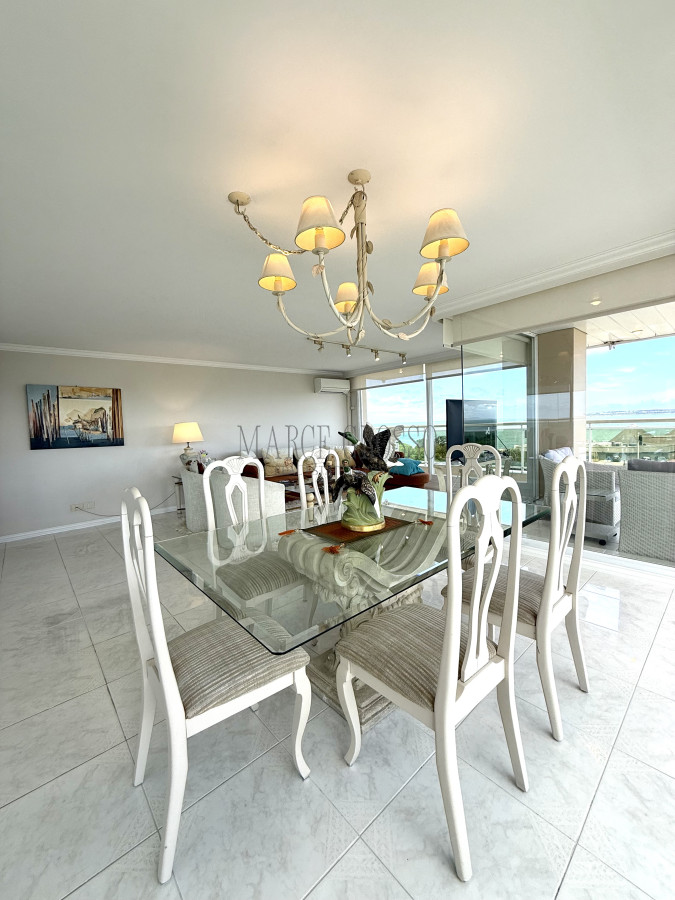 Apartamento ID.2 - Alquiler temporario de apartamento esquinero de tres dormitorios más dependencia de servicio sobre Playa Mansa, Punta del Este