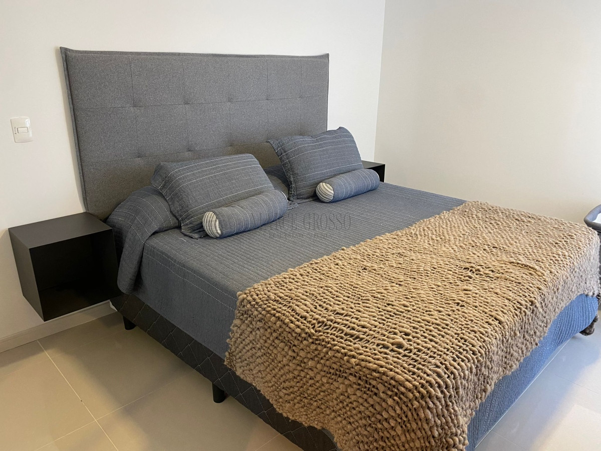 Apartamento ID.42 - Venta de gran apartamento de 3 dormitorios con parrillero propio en Playa Brava, Punta del Este