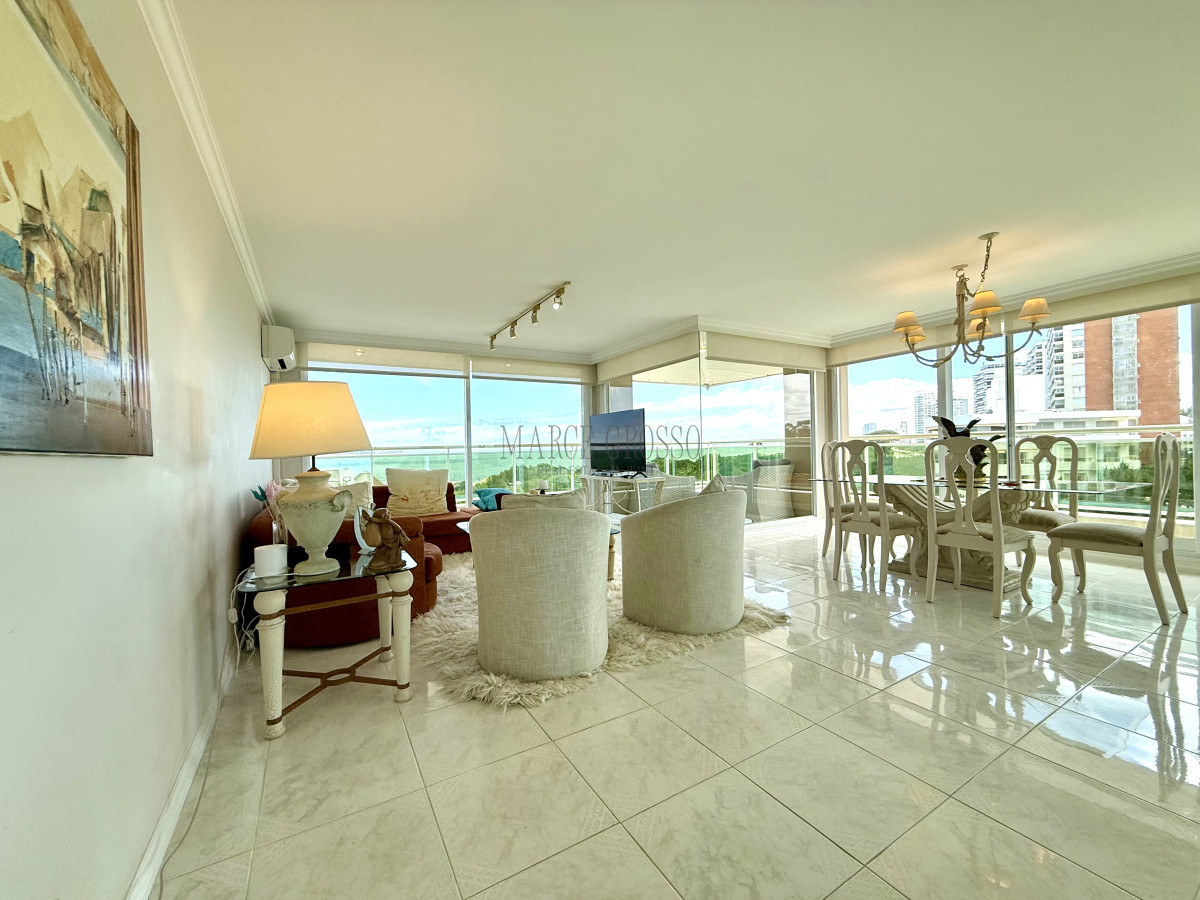 Apartamento ID.2 - Alquiler temporario de apartamento esquinero de tres dormitorios más dependencia de servicio sobre Playa Mansa, Punta del Este