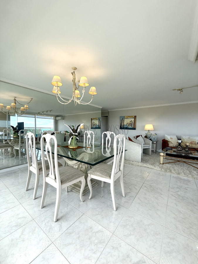 Apartamento ID.2 - Alquiler temporario de apartamento esquinero de tres dormitorios más dependencia de servicio sobre Playa Mansa, Punta del Este