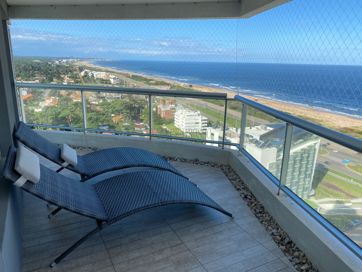 Apartamento ID.42 - Venta de gran apartamento de 3 dormitorios con parrillero propio en Playa Brava, Punta del Este