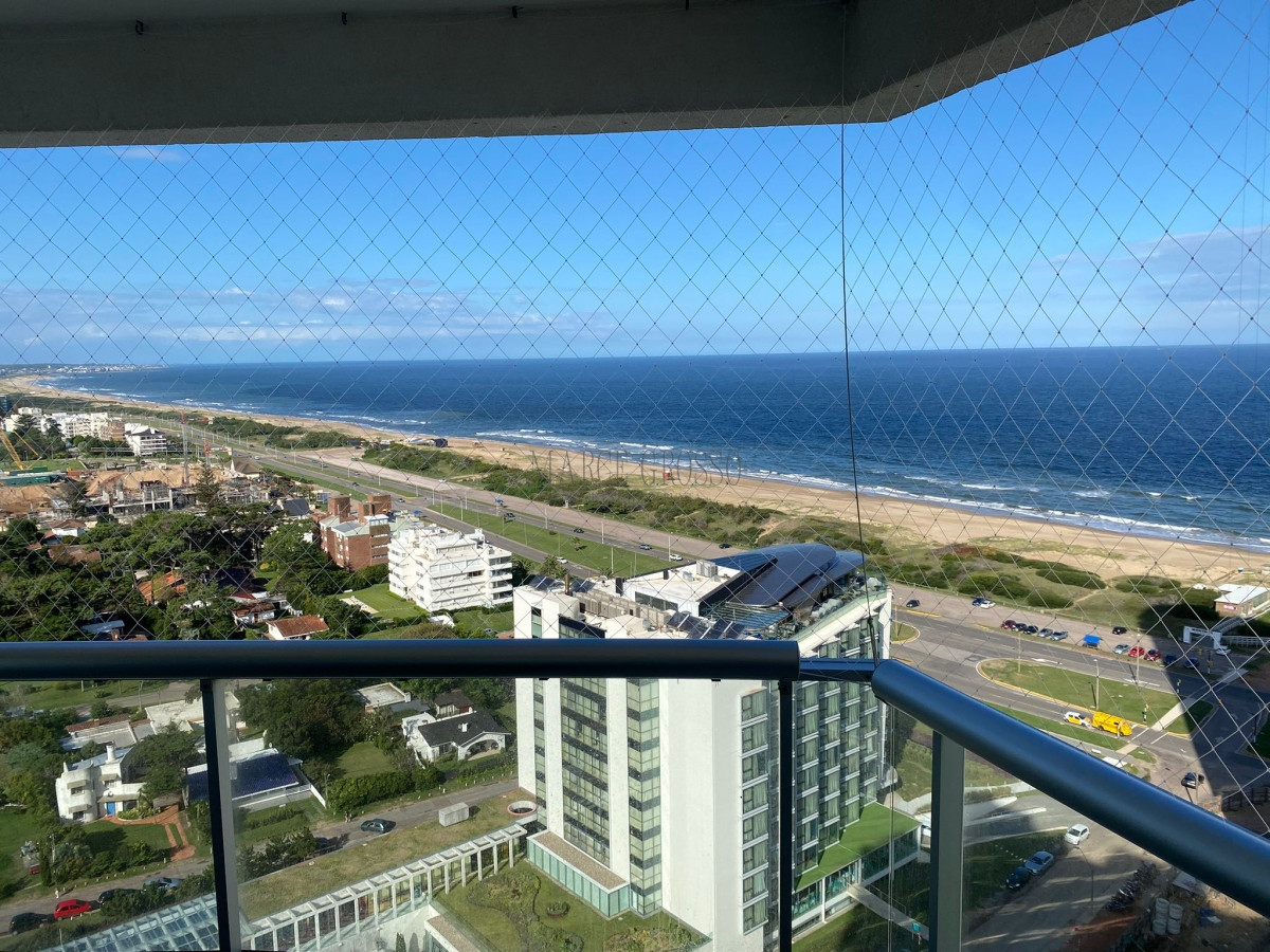 Apartamento ID.42 - Venta de gran apartamento de 3 dormitorios con parrillero propio en Playa Brava, Punta del Este