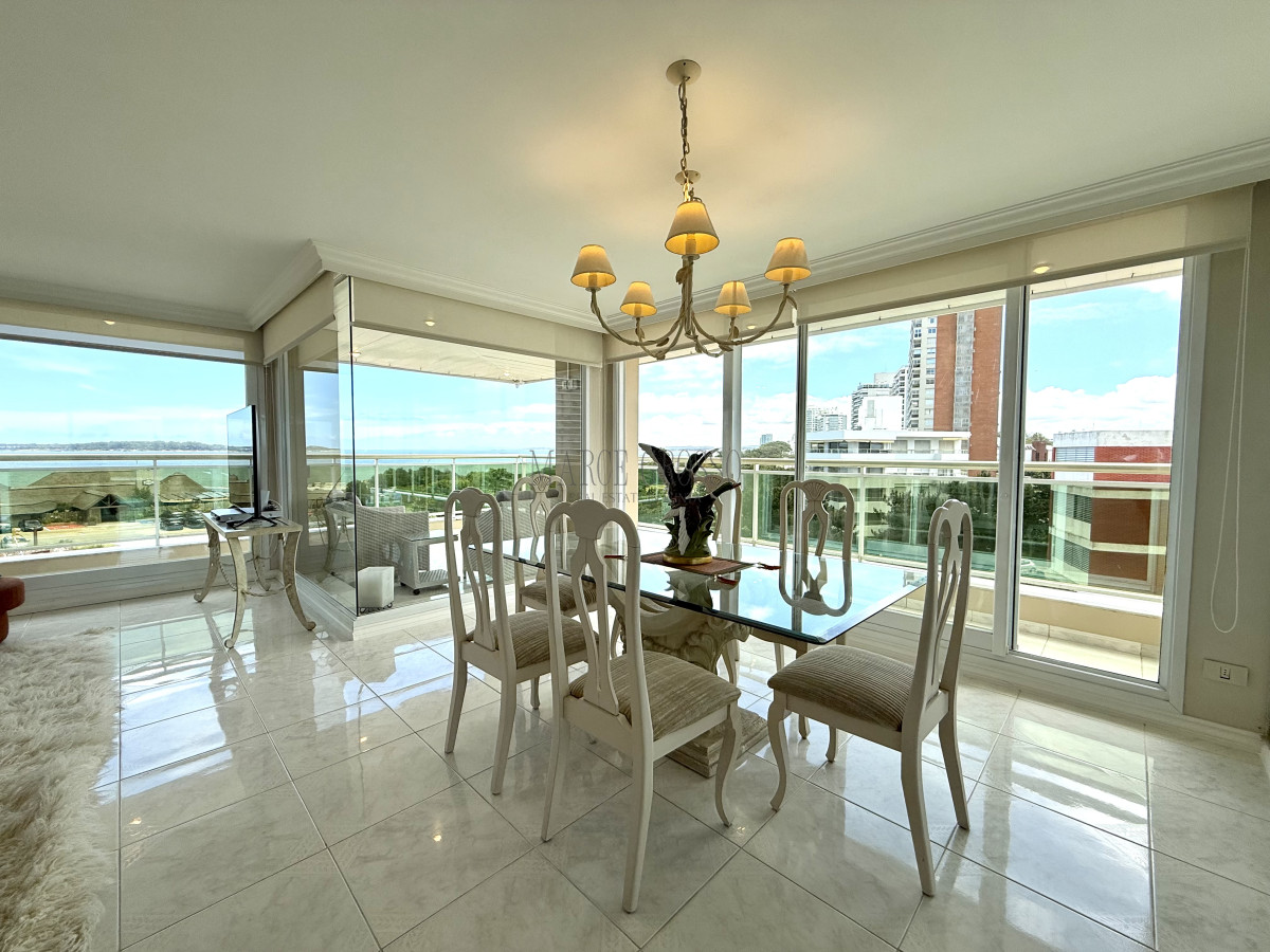 Apartamento ID.2 - Alquiler temporario de apartamento esquinero de tres dormitorios más dependencia de servicio sobre Playa Mansa, Punta del Este