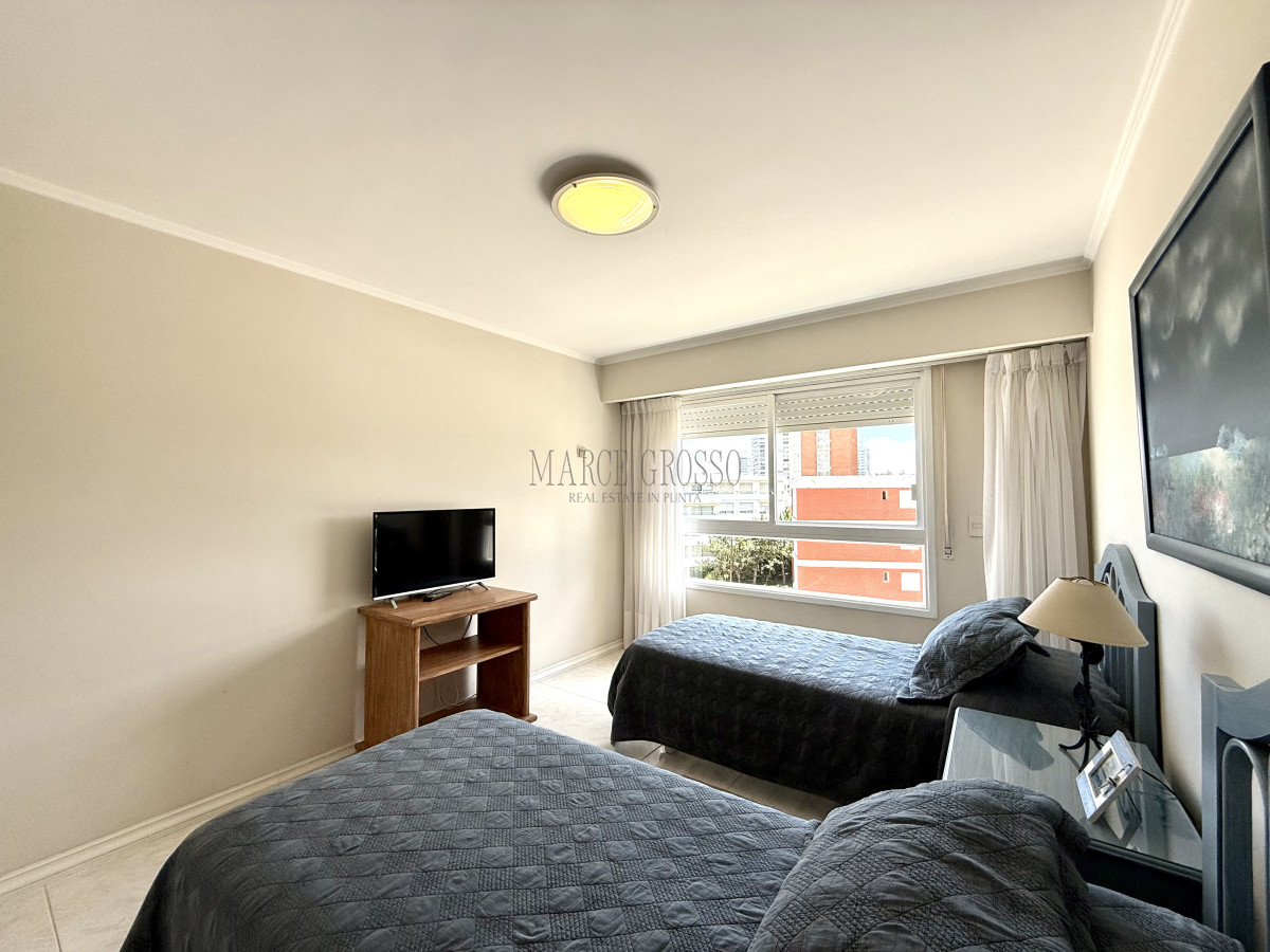 Apartamento ID.2 - Alquiler temporario de apartamento esquinero de tres dormitorios más dependencia de servicio sobre Playa Mansa, Punta del Este