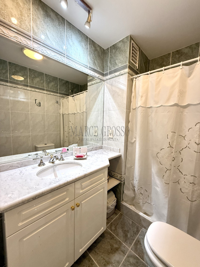 Apartamento ID.2 - Alquiler temporario de apartamento esquinero de tres dormitorios más dependencia de servicio sobre Playa Mansa, Punta del Este