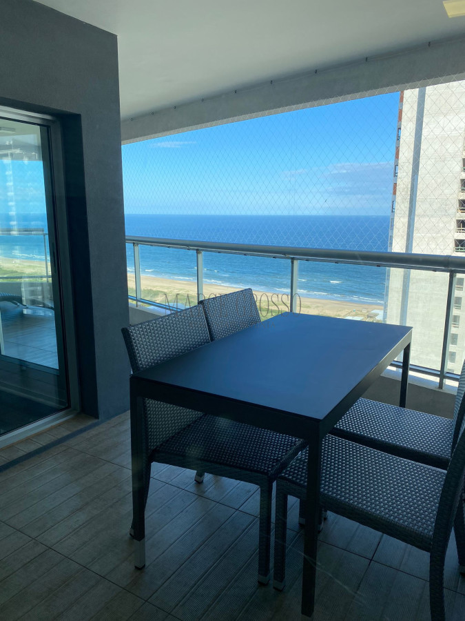 Apartamento ID.42 - Venta de gran apartamento de 3 dormitorios con parrillero propio en Playa Brava, Punta del Este