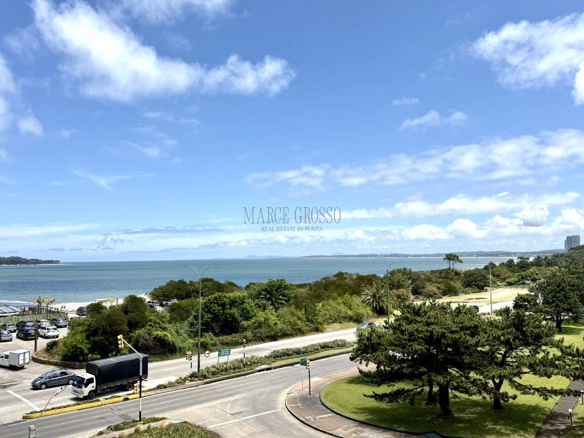 Apartamento ID.2 - Alquiler temporario de apartamento esquinero de tres dormitorios más dependencia de servicio sobre Playa Mansa, Punta del Este