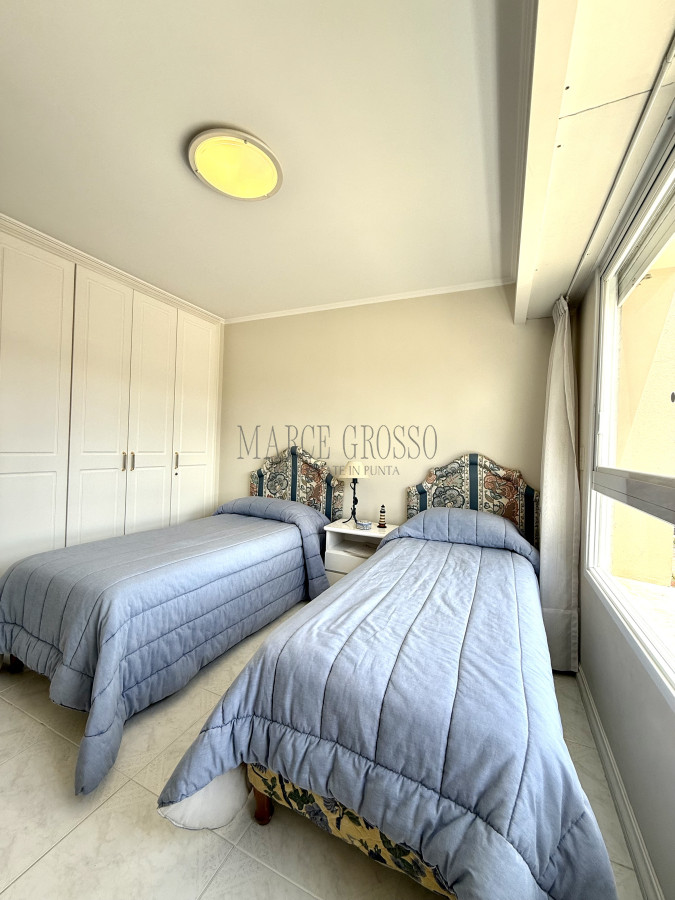 Apartamento ID.2 - Alquiler temporario de apartamento esquinero de tres dormitorios más dependencia de servicio sobre Playa Mansa, Punta del Este