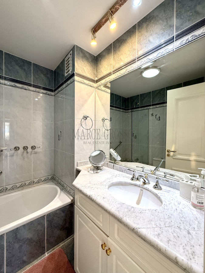 Apartamento ID.2 - Alquiler temporario de apartamento esquinero de tres dormitorios más dependencia de servicio sobre Playa Mansa, Punta del Este